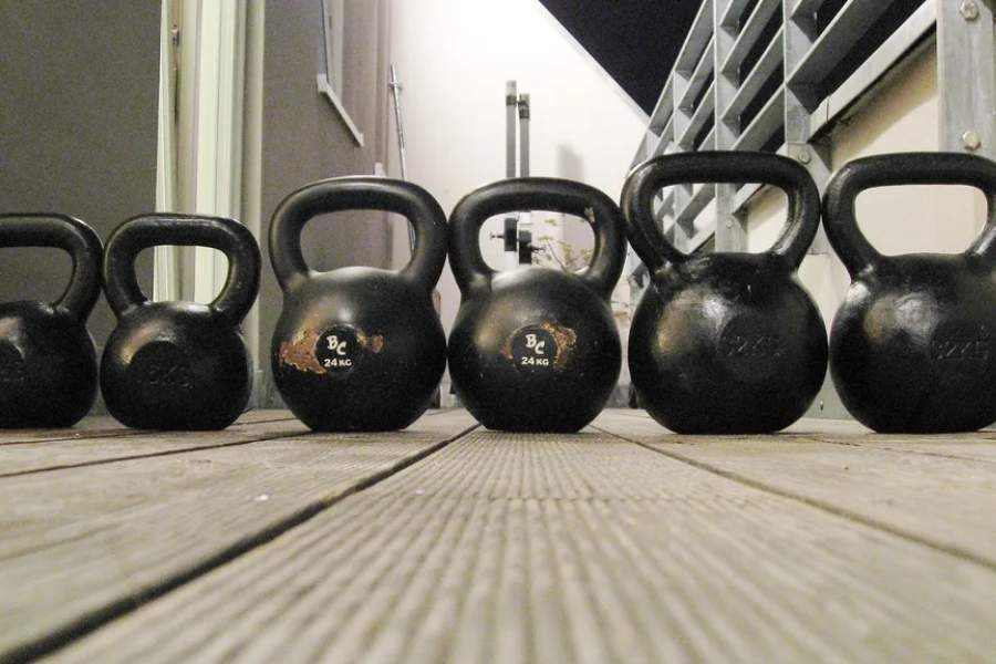 ৫. কেটলবেল: ওজনের ব্যায়ামে আরও একটি চমৎকার উপকরণ কেটলবেল। চায়ের কেটলির মতো দেখতে হলেও যন্ত্রটি আদতে বেশ ভারী। এটি এক দিকে যেমন হাত, কাঁধ ও পিঠের অতিরিক্ত মেদ ঝরিয়ে পেশির কার্যকরিতা বাড়ায়, হৃদযন্ত্রের ক্ষমতাও বহু গুণে বাড়িয়ে তোলে।