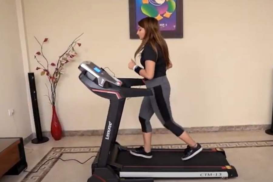 ৭. ট্রেডমিল: এত দিনে ট্রেডমিল একটি সর্বজনস্বীকৃত ব্যায়ামযন্ত্র। ঘরে বসে হাঁটা এবং দৌড়নোর সমান ক্যালরি ও মেদ ক্ষয় করতে এর বিকল্প নেই।