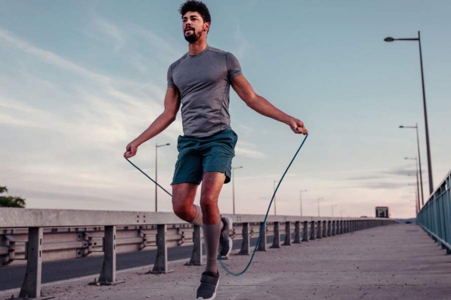 ৮. লাফদড়ি: ছেলেবেলার খেলার এই সামগ্রীটিই এখন হয়ে উঠেছে শরীরচর্চার অন্যতম গুরুত্বপূর্ণ অঙ্গ। চিরাচরিত ঝাঁপ ছাড়াও ইউটিউব ঘেঁটে খুঁজে নিতে পারেন রকমারি ঝাঁপের পদ্ধতি।