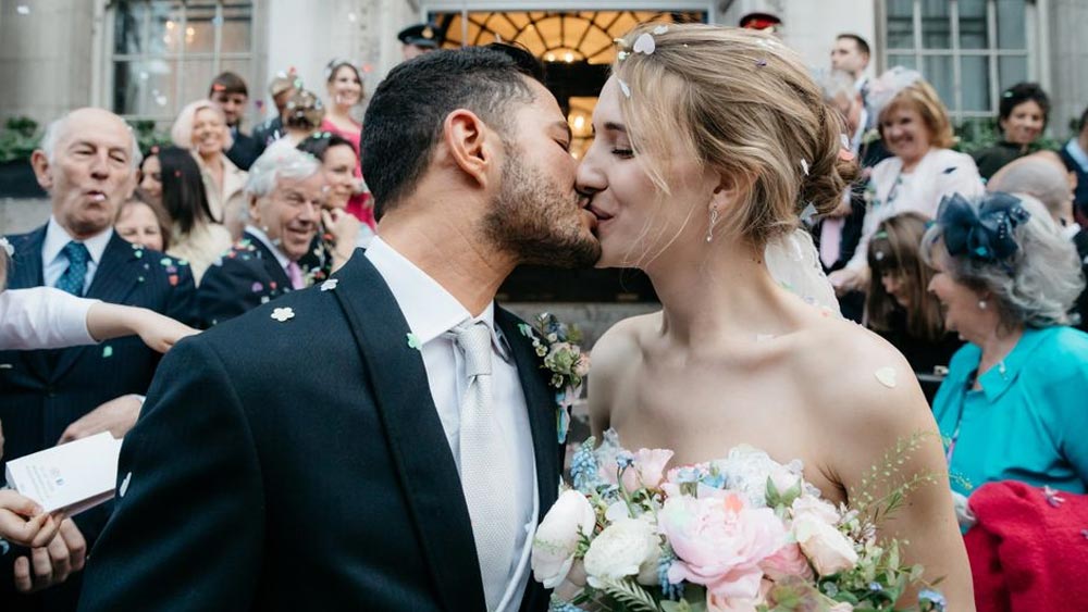 হানা সাক্ষাৎকারে জানান, তাঁর কাছে আফগানিস্তানের হেলমন্ড প্রভিন্সের রাস্তাঘাটও লন্ডনের ক্ল্যাফাম হাই স্ট্রিটের থেকে নিরাপদ মনে হয়। তাঁকে দেখে অনেকেই কুমন্তব্য করেন, রূপান্তরকামী বলে কটু কথাও বলেন অনেকে।