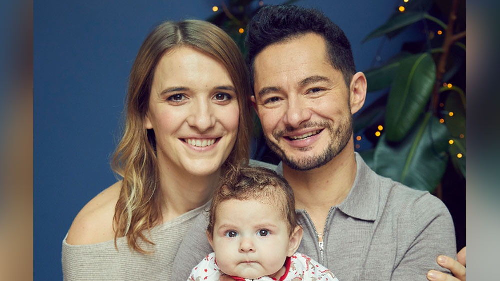 হানা বলেন, ‘‘কেউ কেউ মনে করেন আমরা দু’জনেই রূপান্তরকামী বলে আমাদের দুই সন্তানকেই সেই চিন্তাধারা নিয়ে বড় করব। আবার কেউ এমনও মনে করেন যে আমরা আমাদের পুরো বাড়িটাই রামধনু পতাকা দিয়ে মুড়ে ফেলব।’’