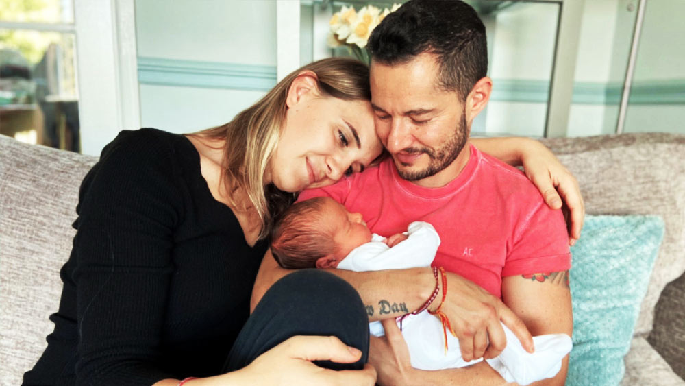 তবে, তাঁদেরকে অনেকে অভিনন্দনও জানিয়েছেন। শুভেচ্ছাবার্তার সঙ্গে সঙ্গে জেক ও হানাকে পাঠিয়েছেন অনেক উপহারও। রূপান্তরকামী হিসাবে দেখে খারাপ মন্তব্য করেন না, বরং দুই ফুটফুটে সন্তানের অভিভাবক হিসাবেই তাঁদেরকে সম্মান করেন।