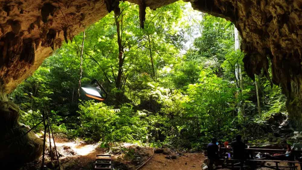 সংবাদ সংস্থা বলছে, ওই ব্যক্তি যখন ছোট ছিলেন, সম্ভবত তখন তাঁর বাঁ পায়ে ওই অস্ত্রোপচার করা হয়েছিল। কাটা পা নিয়েই বেশ কয়েক বছর কাটিয়েছিলেন যুবক। 