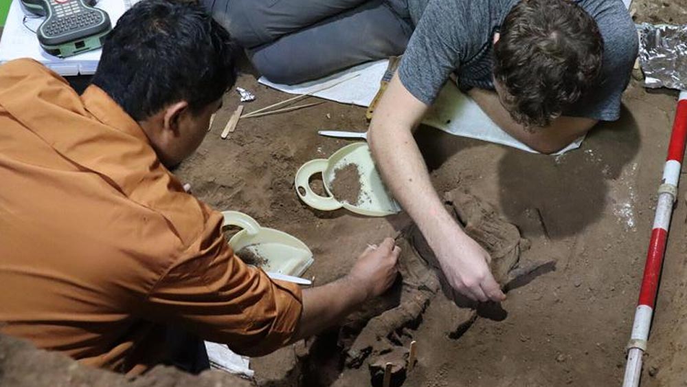 কঙ্কালটি নিয়ে গবেষণা করে জানা গিয়েছে, কবরস্থ করার সময় বা দীর্ঘ দিনের অবহেলায় হঠাৎ করে ওই পায়ের হাড় বাদ যায়নি। বরং তা কেটে বাদ দেওয়া হয়েছে, রীতিমতো অস্ত্রোপচার করে।