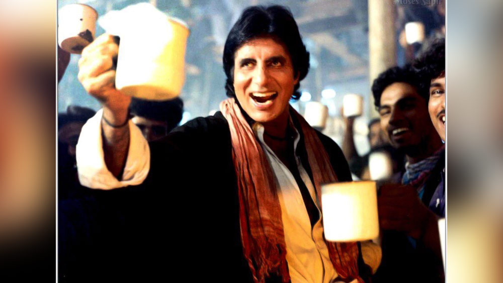 শ্যুটিং চলাকালীন সেটে এক দল কমবয়সি ছেলেমেয়ে আসে। অমিতাভকে দেখে ওই দলের মধ্যে থাকা একটি ছেলে তাঁর দিকে অটোগ্রাফ নিতে এগিয়ে যায়।