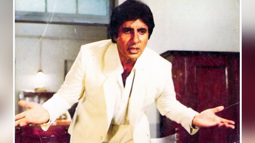 ছেলেটিকে অমিতাভের দিকে এগিয়ে যেতে দেখে দলের একটি মেয়ে বলে ওঠে, ‘এ দিকে নয়, ওই দিকে চল।’ অমিতাভ মেয়েটির চাহনি অনুসরণ করে লক্ষ করেন, মেয়েটি যে দিকে যেতে বলছে, সেখানে গোবিন্দ দাঁড়িয়ে।