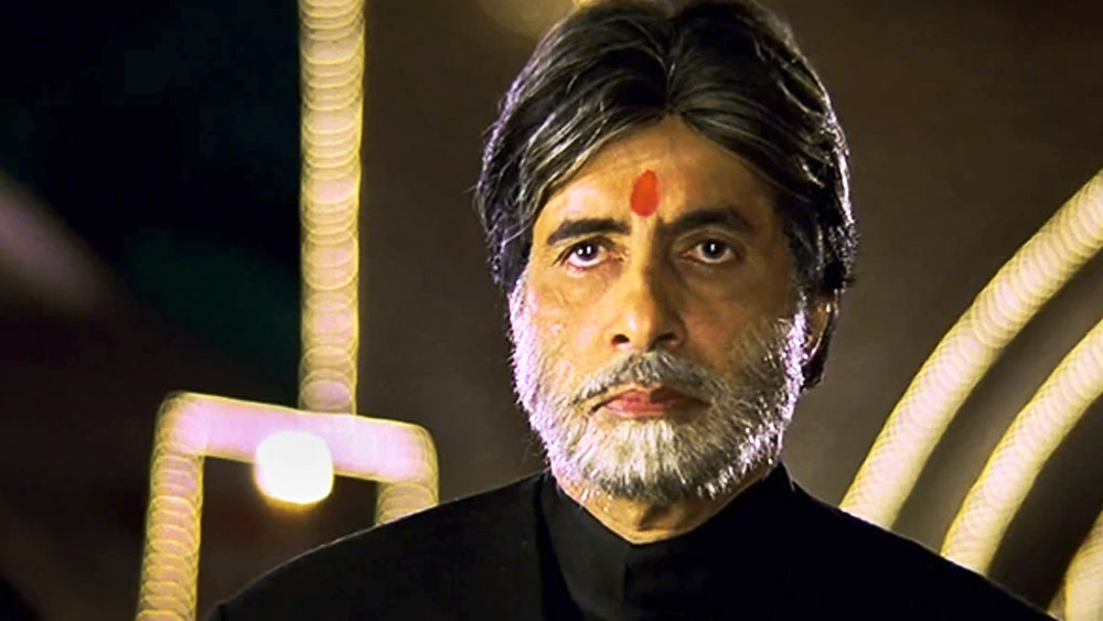 এই উপলব্ধির পর অমিতাভ তাঁর বয়সের সঙ্গে মানানসই চরিত্রে অভিনয় করতে শুরু করেন। ‘মহব্বতে’ ছবিতে গুরুকুলের শিক্ষকের চরিত্রে তাঁর অভিনয় প্রশংসা পেয়েছিল।