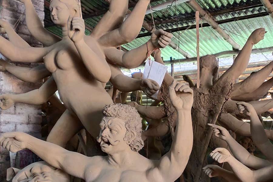 পুজোর তোড়জোড়ে ব্যস্ত বর্ধমানের কুমোরপাড়া