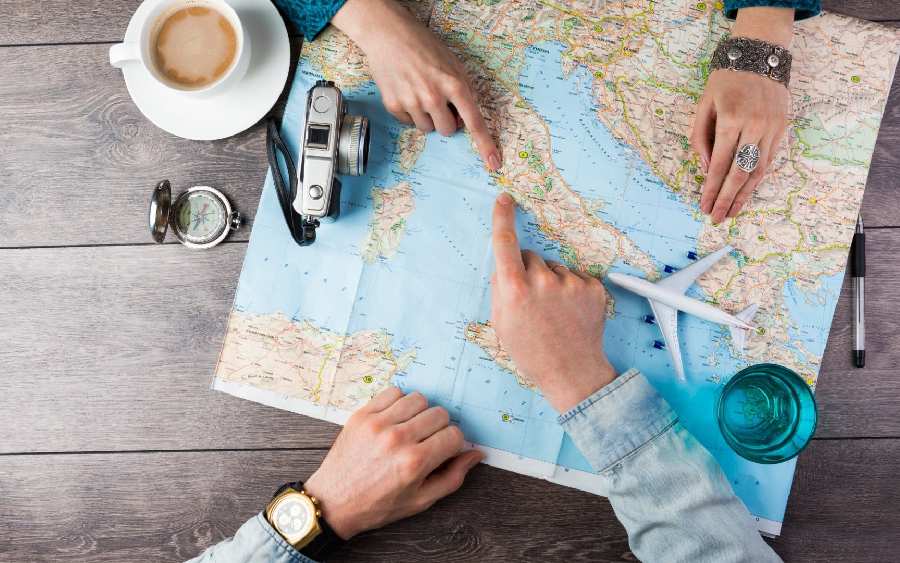 বেড়াতে যাওয়ার আগে মুঠোফোনে ভ্রমণ সংক্রান্ত প্রয়োজনীয় অ্যাপ থাকা অত্যন্ত জরুরি।