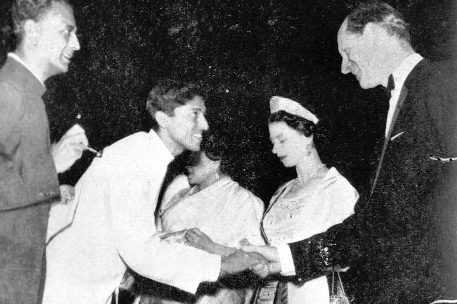 কলকাতায় রানি দ্বিতীয় এলিজাবেথ এবং প্রিন্স ফিলিপের সঙ্গে চুনী গোস্বামী। আনন্দবাজার আর্কাইভ থেকে।