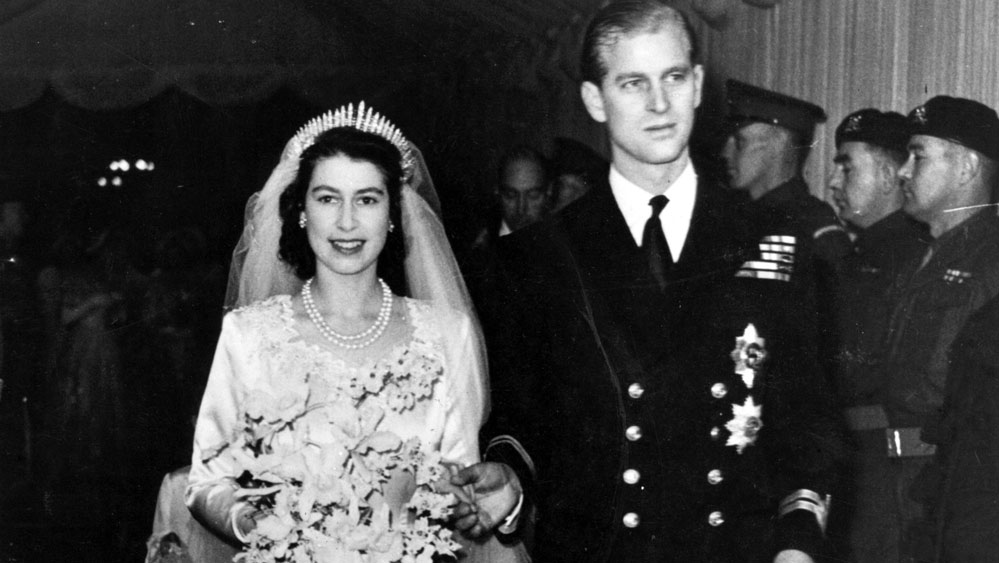 ব্রিটিশ ঐতিহ্য অনুসারে রেশন কুপন ব্যবহার করে তাঁর বিয়ের পোশাকের সামগ্রী কিনেছিলেন এলিজাবেথ। পরে তা অন্য মহিলাদের দিয়ে দেন।