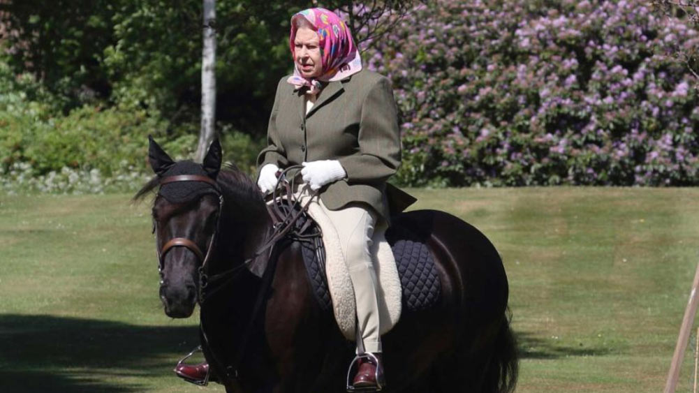 খুব ছোটবেলায় দাদু পঞ্চম জর্জ রানিকে প্রথম একটি ঘোড়া উপহার দেন। যার নাম ছিল পেগি। তখন থেকে তিনি ঘোড়ায় চড়া শুরু করেন।