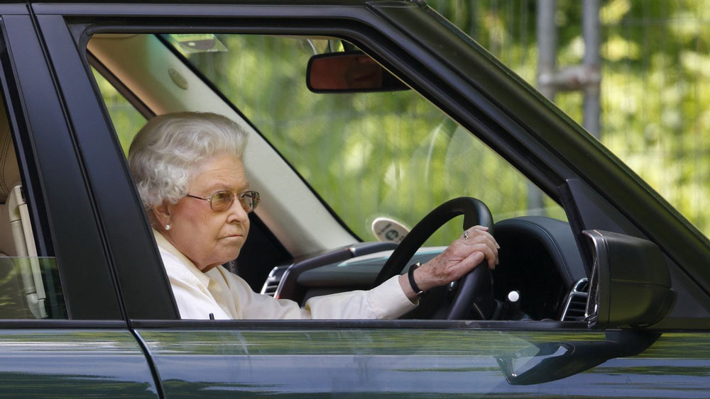 ব্রিটেনে রানিই হলেন একমাত্র ব্যক্তি, যাঁর গাড়ি চালানোর জন্য কোনও লাইসেন্স লাগত না। 