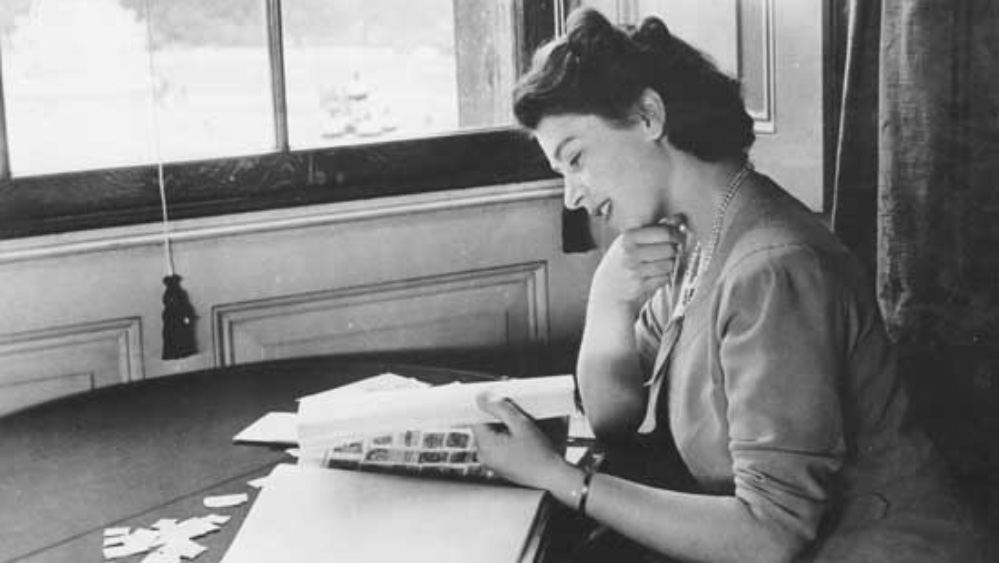 ১৯৩৬ সালে তাঁর বাবা যখন রাজা হন, সেই সময় থেকে সংবিধানের ইতিহাস এবং আইন নিয়ে পড়াশুনা শুরু করেন এলিজাবেথ। 