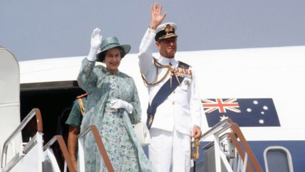 শুধুমাত্র কমনওয়েলথ দেশগুলির মধ্যে তিনি দেড়শও বেশি বার সফর করেছেন।