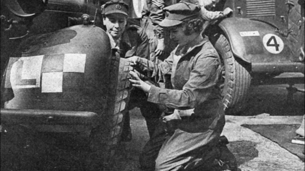 রানি এলিজাবেথ হওয়ার আগে রাজকুমারী থাকাকালীন দ্বিতীয় বিশ্বযুদ্ধের সময় ট্রাকচালক এবং মেকানিক হিসাবে স্বেচ্ছায় কাজ করেছিলেন। 