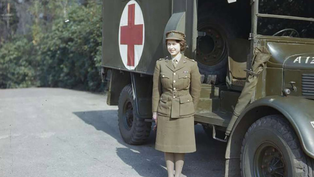 এলিজাবেথ হলেন রাজ পরিবারের প্রথম মহিলা, যিনি সেনাবাহিনীতে কাজ করেছেন। 