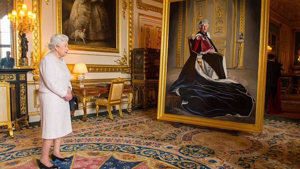 জীবদ্দশায় ২০০টি সরকারি পোর্ট্রেটের জন্য শিল্পীদের সামনে বসেছিলেন। এর প্রথমটি ছিল ১৯৩৩ সালে। যখন তাঁর বয়স মাত্র সাত বছর।