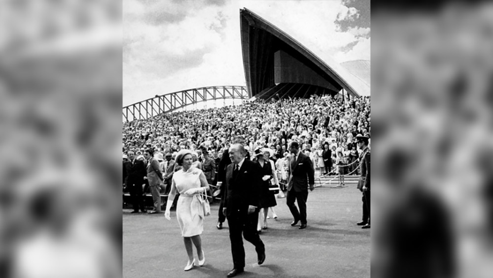 ১৯৭৩ সালের ২০ অক্টোবর তিনি অস্ট্রেলিয়ার দর্শনীয় সভাকক্ষ সিডনি অপেরা হাউজের উদ্বোধন করেন।