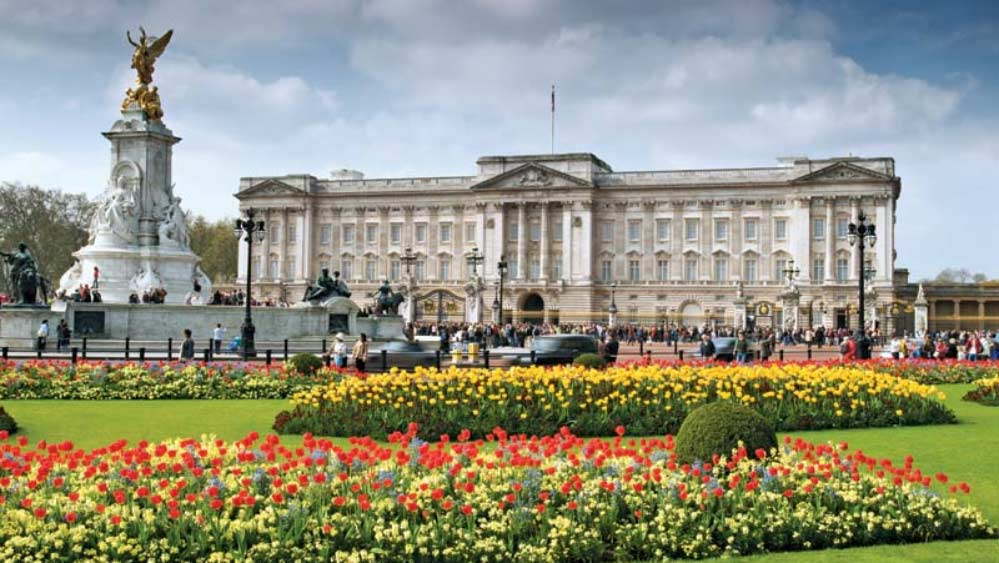 নগদের প্রয়োজন হতে পারে তাই রানির নিজস্ব এটিএম ছিল বাকিংহ্যাম প্যালেসের নীচতলায়। যেখানে থেকে শুধুমাত্র রাজ পরিবারের সদস্যরাই টাকা তুলতে পারেন। 