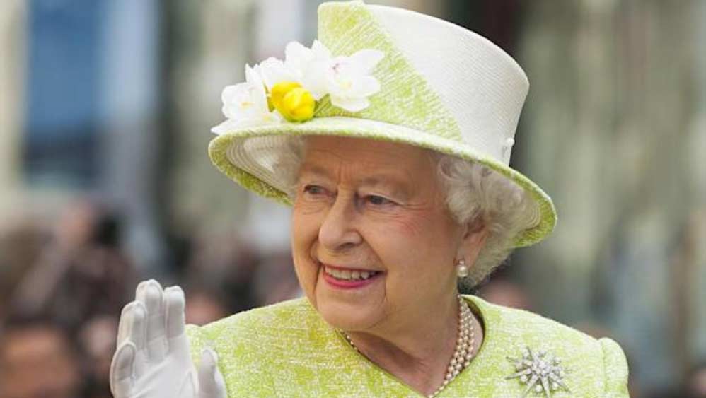 খাওয়ার পর রানি নিজের ডিশ নিজেই ধুতেন। এক সাক্ষাৎকারে রাজপরিবারের বিশেষজ্ঞ এবং লেখক হ্যারি মাউন্ট বলেন, ‘‘রাজপরিবারে খাওয়াদাওয়া শুটিং চলছিল। খাওয়া শেষে রানি বলেন, ‘আমি বাসন ধুতে যাচ্ছি।’ ঘুরে দেখি হলুদ গ্লাভস পরে রানি বাসন ধুচ্ছেন।’’