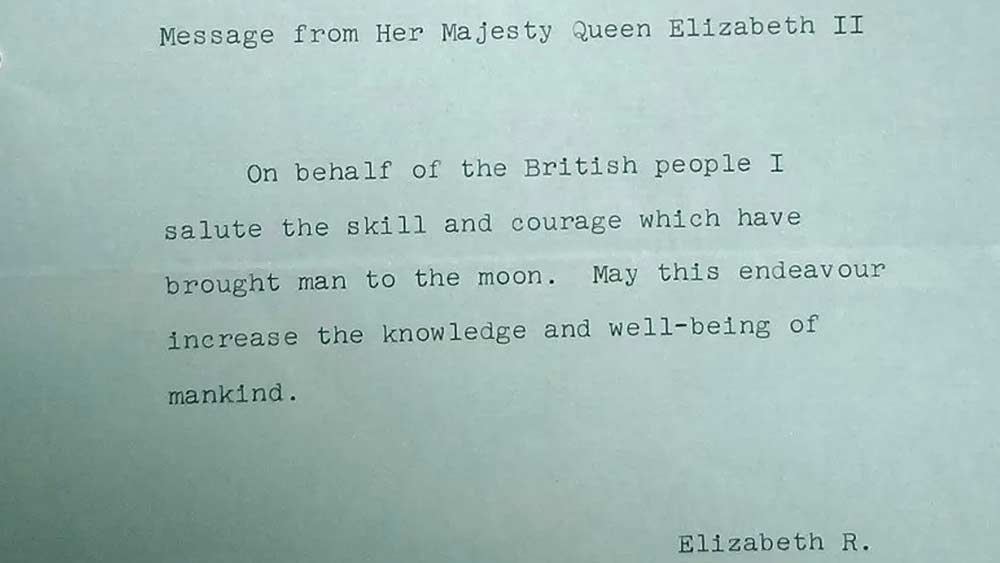 চাঁদের মাটিতে পা রাখবেন অ্যাপেলো ১১-র নভোচারীরা, এমনটা ধরে নিয়ে রানি আগে থেকে রেকর্ড করা একটি অডিয়ো শুভেচ্ছাবার্তা পাঠিয়েছিলেন। সেই বার্তাটি একটি ধাতব পাত্রের মধ্যে চাঁদের মাটিতে রেখে আসেন নভোচারীরা।