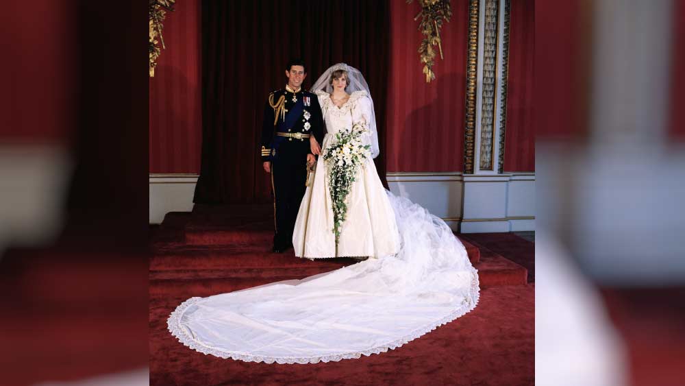 বিয়ের সময় রাজকুমারী যে পোশাকটি পরেছিলেন, তা ইমানুয়েলসের বানানো। ২৫ ফুট লম্বা সিল্কের টাফেটা গাউন সকলের নজর কেড়েছিল। রাজকুমারীর মাথায় ছিল হিরে বসানো মুকুট। এই মুকুট নিয়েই তৈরি হয়েছিল বিতর্ক।