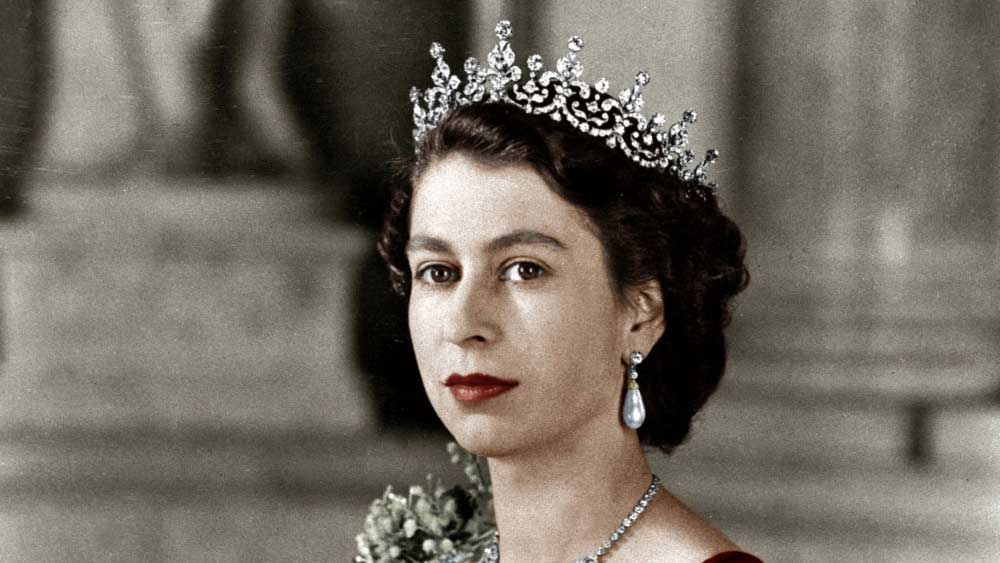 হিরে ও মুক্তো দিয়ে তৈরি এই মুকুটটি ১৯১৩ সালে রানি মেরির জন্য বানানো হয়েছিল। নাম দেওয়া হয়েছিল ‘লাভার’স নট’।