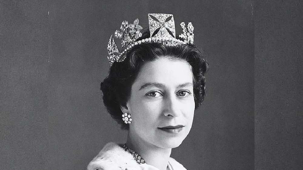 বংশপরম্পরায় রানি মেরি সেই মুকুট তাঁর নাতনি রানি এলিজাবেথকে  উপহার দেন।