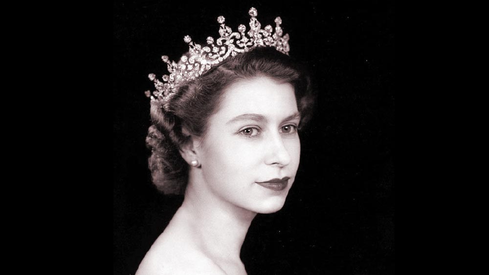 ১৯২৬ সালের ২১ এপ্রিল জন্মগ্রহণ করেন ষষ্ঠ জর্জ ও এলিজাবেথ বাওয়েস-লিওনের কন্যা দ্বিতীয় এলিজাবেথ। জর্জ ও এলিজাবেথের প্রথম সন্তান ছিলেন দ্বিতীয় এলিজাবেথ।