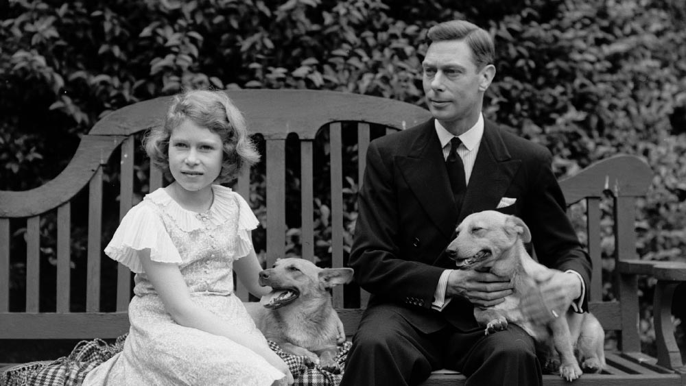  ১৯৩৬ সালের ডিসেম্বরে রানির জ্যাঠামশাই অষ্টম এডওয়ার্ডের সিংহাসন ত্যাগের পর রাজা হন রানির বাবা ষষ্ঠ জর্জ। 