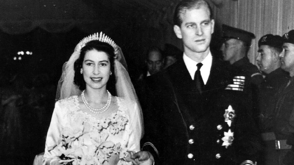 তার আগে অবশ্য ছোটবেলায় বাড়ির চৌহদ্দির মধ্যেই শিক্ষালাভ করেছেন তিনি। ১৯৪৭ সালের নভেম্বরে ফিলিপ মাউন্টব্যাটনের সঙ্গে বিয়ে হয় দ্বিতীয় এলিজাবেথের। পরের বছর অর্থাৎ ১৯৪৮ সালে  জন্ম হয় রানির সন্তান প্রিন্স চার্লসের। দু’বছর পর ১৯৫০ সালের ১৫ অগস্ট জন্ম হয় রানির এক মাত্র কন্যা প্রিন্সেস অ্যানের।