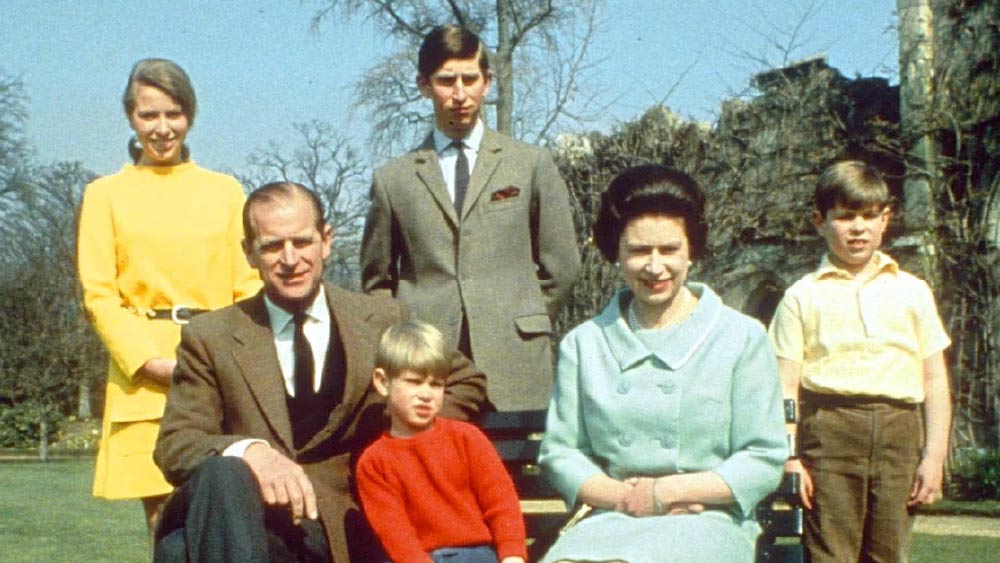  ১৯৫৩ সালের নভেম্বরে ছ’মাসের জন্য কমলওয়েলথভুক্ত দেশের সফরে বেরিয়েছিলেন রানি ।  সে সময় তাঁর দুই সন্তানকে দেশে রেখেই বিদেশ পাড়ি দিয়েছিলেন তিনি। সন্তানদের অবহেলা  করেছেন, এই অভিযোগে সমালোচিত হতে হয়েছিল তাঁকে। 