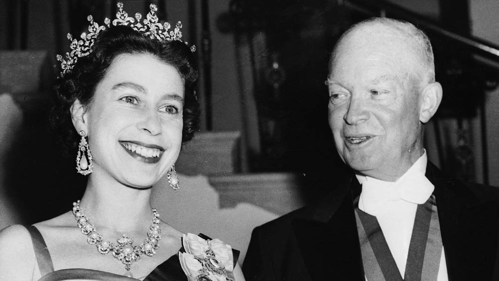 রানি হিসাবে ১৯৫৭ সালে প্রথম আমেরিকা সফর করেন দ্বিতীয় এলিজাবেথ। সেই সফরে তাঁর  দেখা হয় তৎকালীন প্রেসিডেন্ট আইজেনহাওয়ারের সঙ্গে। 