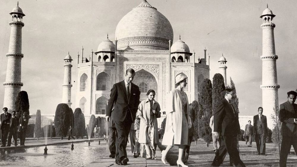 ভারত সফরে রানিকে রাজকীয় অভ্যর্থনা জানানো হয়। দেখা হয় তৎকালীন প্রধানমন্ত্রী জওহরলাল নেহরুর সঙ্গে। রামলীলা ময়দানে জনসভা হয়। তাজমহল ঘুরে দেখেন রানি। 