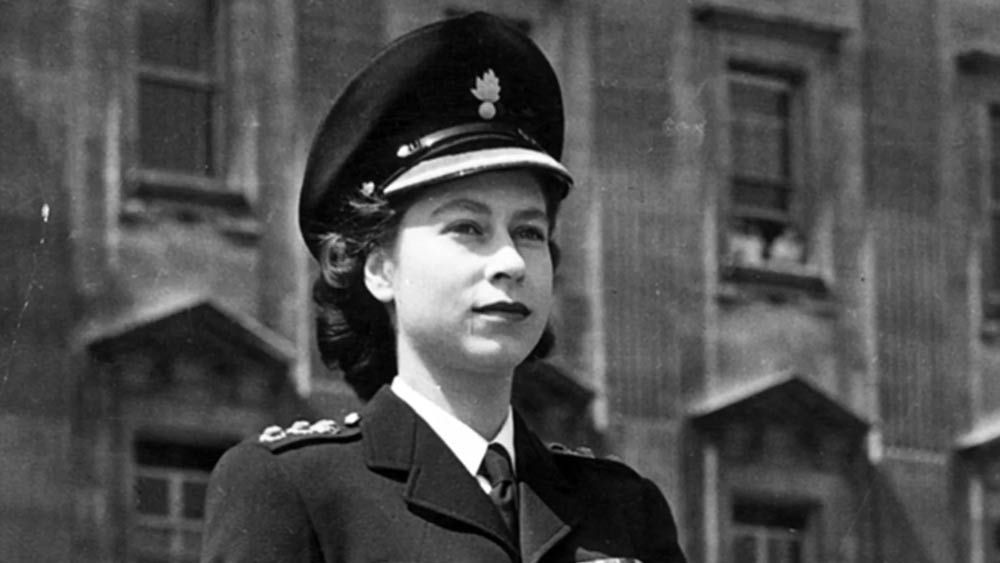  ১৯৬৫ সালে বাকিংহাম প্রাসাদে ‘বিটলম্যানিয়া’! রক ব্যান্ড ‘বিটলস’-এর সদস্যদের ‘ওবিই’ সম্মান দিলেন রানি।