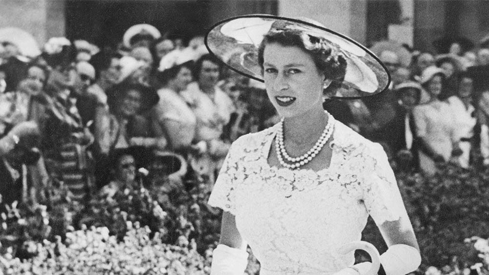 ১৯৬৯ সালে মহাকাশযান ‘অ্যাপোলো ১১’-এ করে প্রথম চাঁদে পাড়ি দিল মানুষ। অভিযান থেকে ফিরে রানির আমন্ত্রণে ইতিহাস সৃষ্টিকারী সেই তিন মহাকাশচারী নিল আর্মস্ট্রং, বাজ অলড্রিন এবং  মাইকেল কলিন্স গেলেন বাকিংহামে।