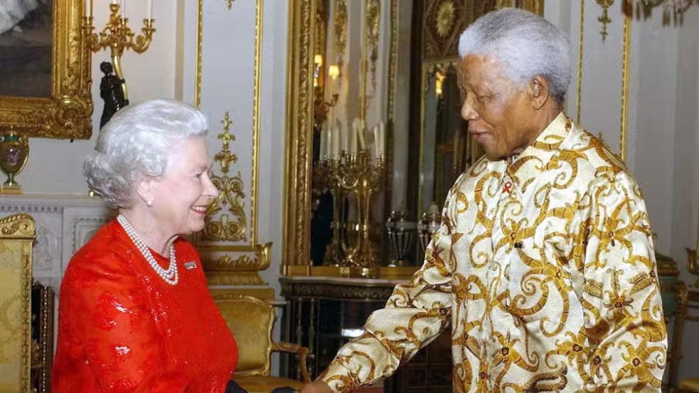  ১৯৯৬ সালে বাকিংহাম প্যালেসে যান দক্ষিণ আফ্রিকার প্রাক্তন প্রেসিডেন্ট নেলনস ম্যান্ডেলা।