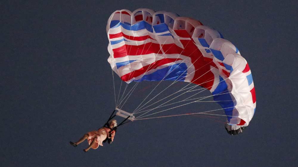 ২০১২ সালে লন্ডন অলিম্পিক্স উপলক্ষে জেমস বন্ড সিরিজের অভিনেতা ড্যানিয়েল ক্রেগের সঙ্গে একটি ভিডিয়োয় ‘ক্যামিও রোলে’ দেখা গিয়েছিল রানিকে। প্যারাসুটে দেখে মনে হয়েছিল রানির মতো কেউ নামছেন। দূর থেকে দেখে বোঝাও যাচ্ছিল না, রানি না অন্য কেউ। প্যারাসুট যখন থামে, তখন দেখানো হয় রানিকে। অনেকেই চমকে গিয়েছিলেন এই ভেবে যে, এই বয়সে রানি প্যারাসুটে করে নামলেন! আসল ঘটনা ছিল অন্য। প্যারাসুটে রানির বেশে ছিলেন এক ব্যক্তি। তার পর যখন প্যারাসুটটি নামে, তখন রানিকে দেখানো হয়। তবে এই ছবি লন্ডন অলিম্পিক্সের এক ‘বৈগ্রহিক’ ছবি হিসাবে বিবেচিত।