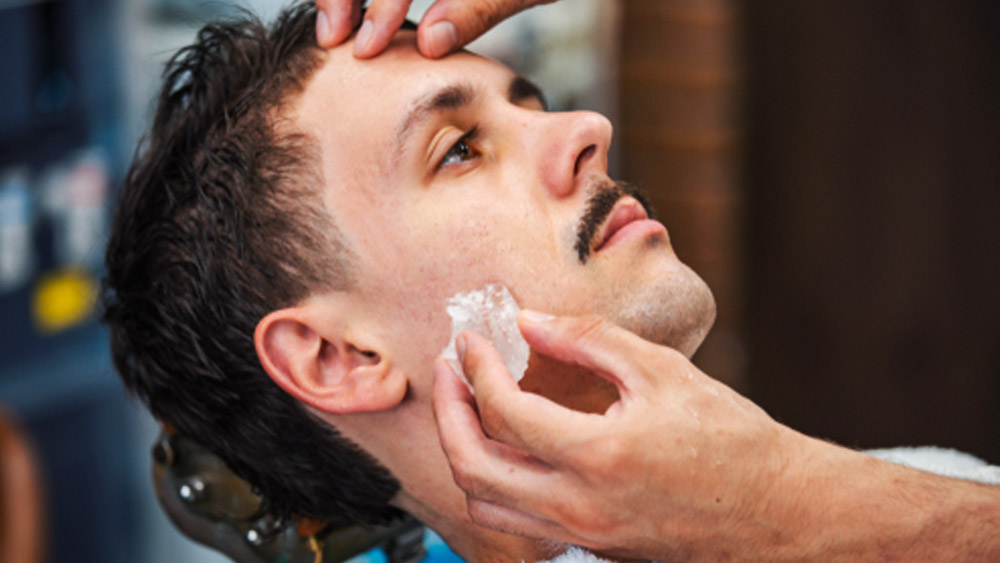 দাড়ি কাটার সময় মুখের কোনও জায়গায় কেটে গেলে সেখানে ফটকিরি লাগানো হয়। ক্ষতস্থানে ফটকিরি লাগালে তা অ্যান্টিসেপ্টিক হিসাবে কাজ করে এবং রক্তক্ষরণ থামাতে সাহায্য করে।