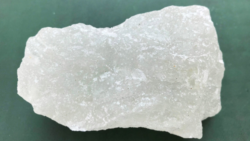 তবে ফটকিরি শুধু রাস্তার পাশের আদি, অকৃত্রিম সেলুনেই দেখা যায়। পার্লারের ভিড়ে এই সেলুনের সংখ্যা ক্রমশ কমে আসছে। সেই সঙ্গে হারিয়ে যাচ্ছে ফটকিরির ব্যবহারও। 