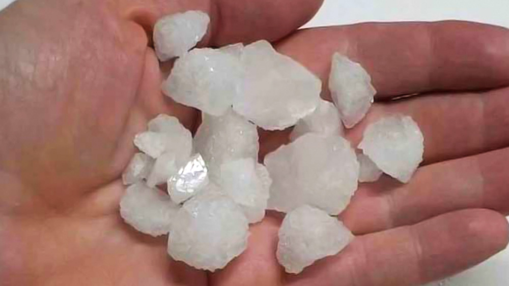 ফটকিরি শুধু মাত্র অ্যান্টিসেপ্টিক হিসাবেই ব্যবহার করা হয় না, এর অন্য অনেক উপকারিতাও রয়েছে। ফটকিরির সঠিক ব্যবহার জানলে আপনার দৈনন্দিন জীবনের প্রসাধনীর খরচও কমে যাবে।