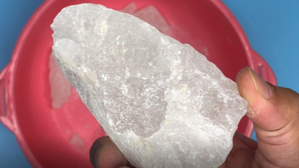 বাজারে ‘আফটার শেভ প্রোডাক্ট’-এর প্রচলন কমবেশি রয়েছে। তবে কেউ চাইলে দামি প্রসাধনী ব্যবহার না করে সহজলভ্য ফটকিরিও ‘আফটার শেভ প্রোডাক্ট’ হিসাবে ব্যবহার করতে পারেন।