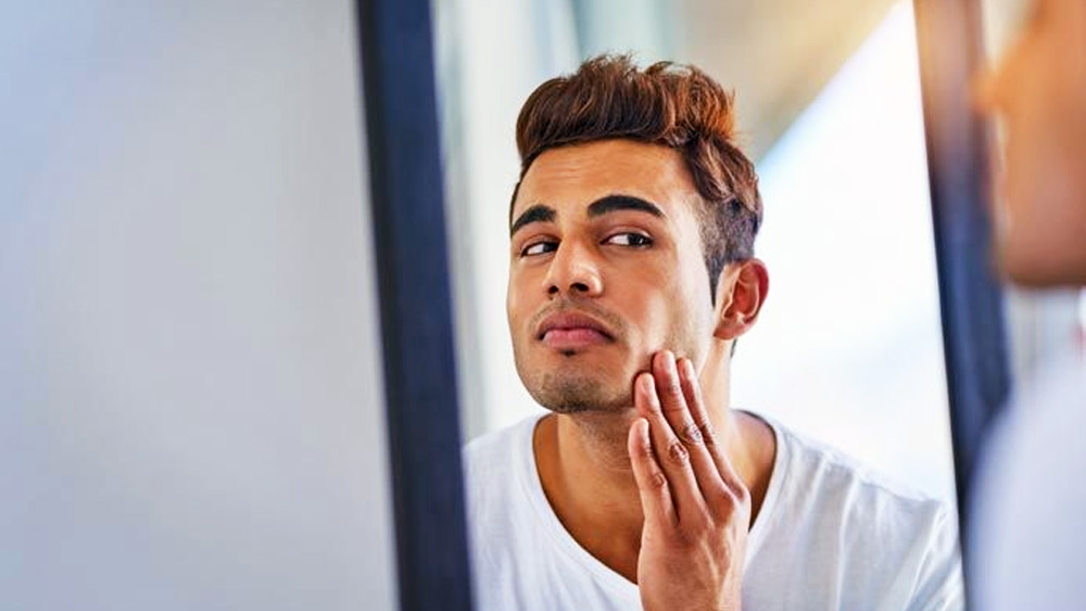 পুরুষরা দাড়ি কামানোর পর যদি সামান্য পরিমাণ ফটকিরি ব্যবহার করেন, তা হলে ত্বকের জেল্লা বাড়তে পারে।