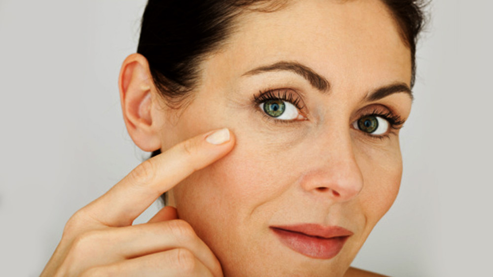 কোঁচকানো ত্বক এমনকি, মুখের দাগ কমাতেও ফটকিরি ব্যবহার করা হয়। 