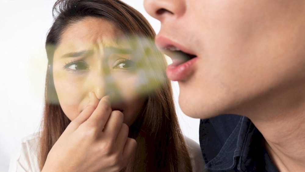 মুখের দুর্গন্ধ দূর করতেও ফটকিরির ভূমিকা অনস্বীকার্য। গরম জলের সঙ্গে সামান্য পরিমাণ ফটকিরি মিশিয়ে কুলকুচো করলে মুখের দুর্গন্ধ কমে।