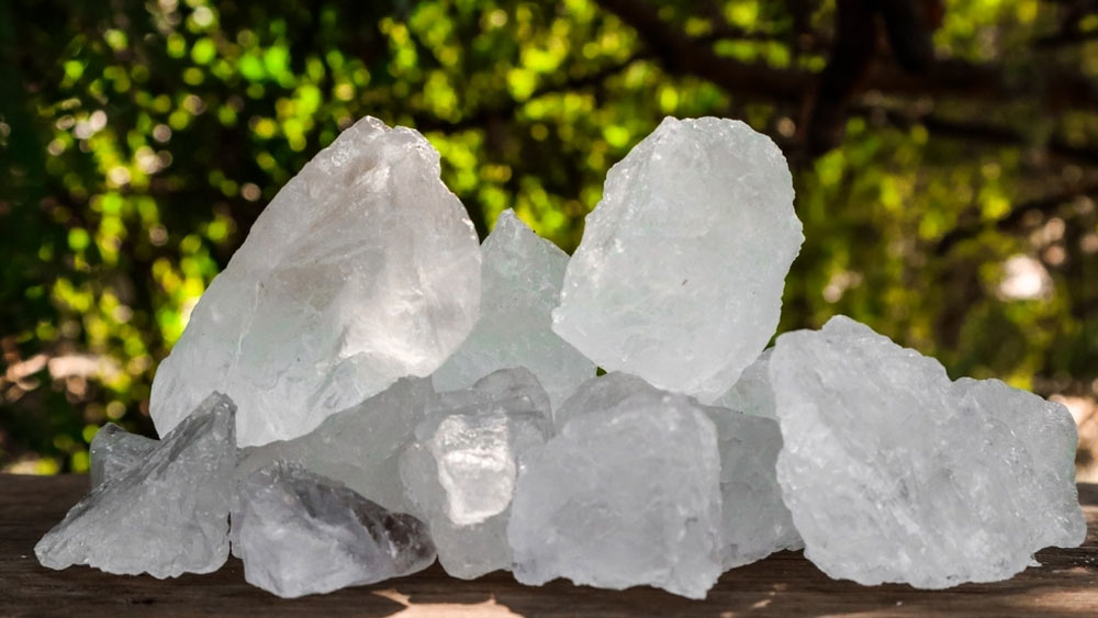 আলসারের উপর ৪০ সেকেন্ড মতো ফটকিরি গুঁড়ো লাগিয়ে রাখলে মুখের ভিতর আলসারগুলি কমতে শুরু করে।