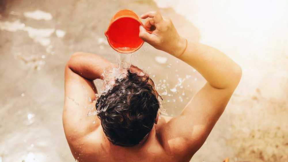 জলভর্তি বালতিতে সারা রাত ফটকিরি মিশিয়ে সেই জল দিয়ে সকালে স্নান করলে চুলের প্রচুর সমস্যা কমতে পারে।