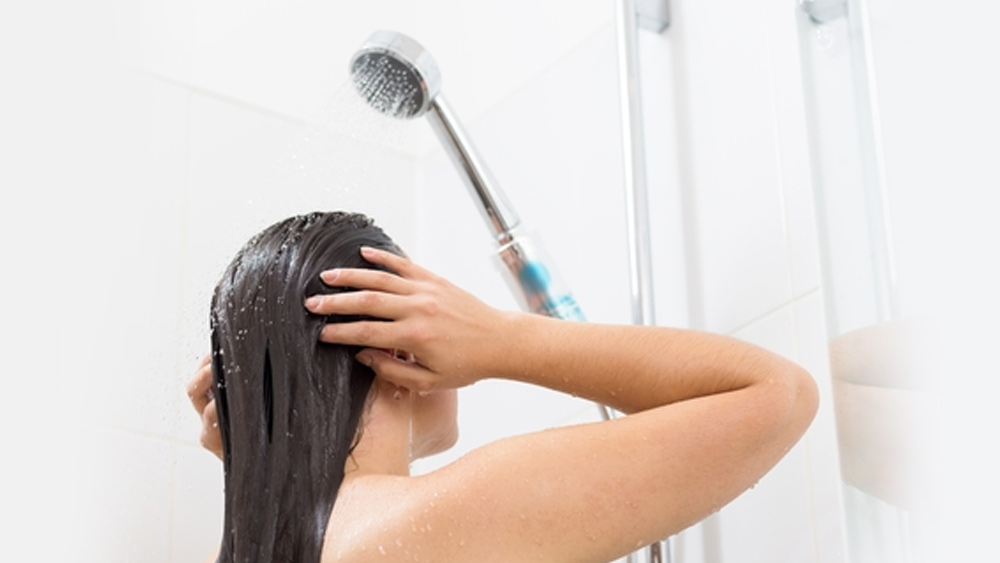 শ্যাম্পুর বদলে ফটকিরি দেওয়া জল দিয়ে চুল ধুলেও চুল পরিষ্কার হয়। এমনকি, উকুন মারতেও ফটকিরি দেওয়া জল সাহায্য করে।