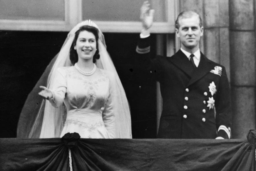 অল্প বয়সে রানিকে দেখা যেত সাদা গাউনে।